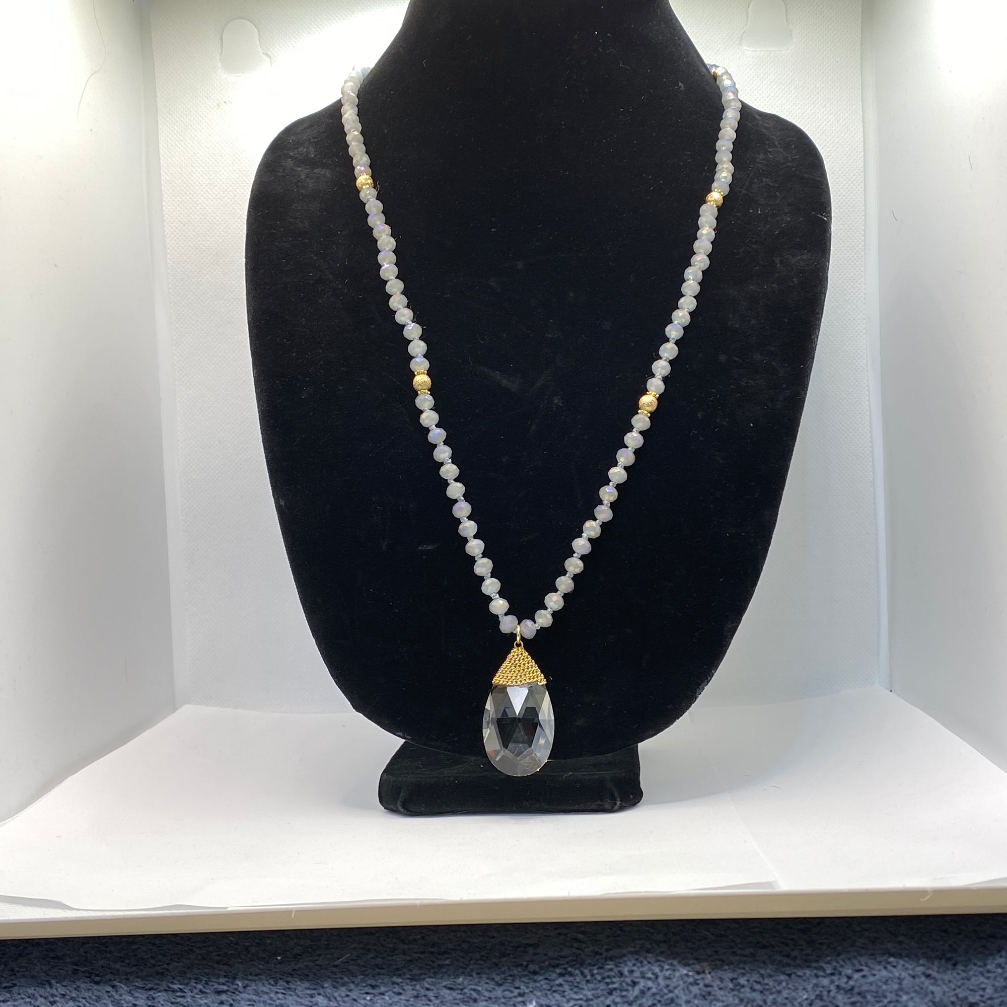 Collier perles de cristal avec pendant larme de cristal 34’’