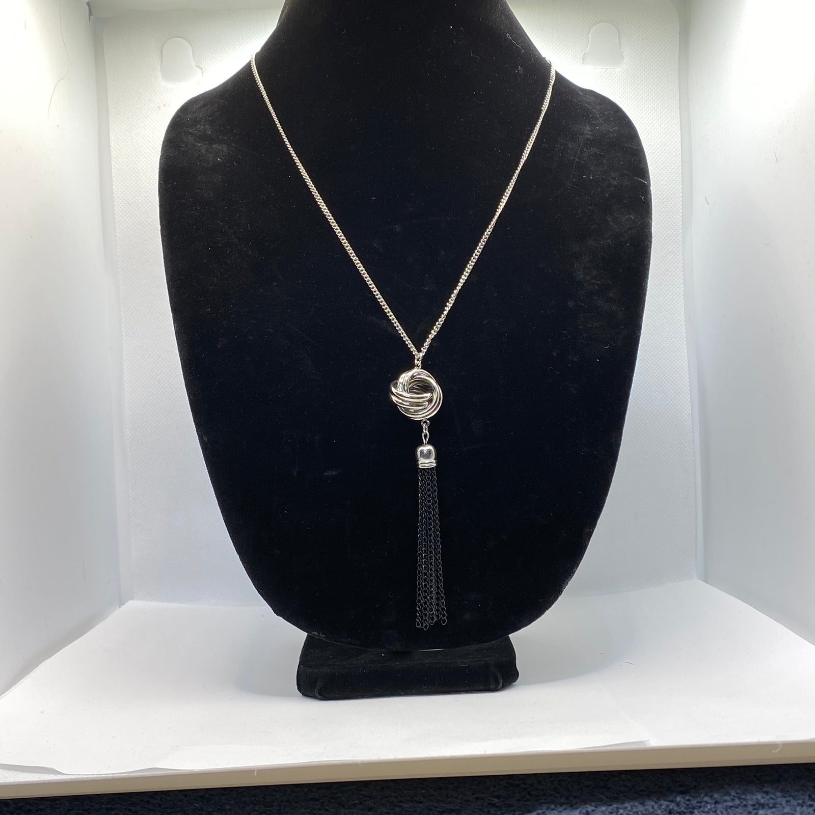 Collier à nœud avec franche noir 30 pouces rallonge 2’’